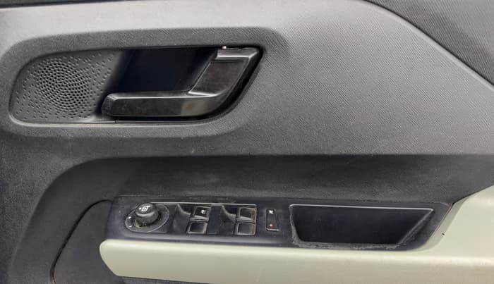 2021 Tata PUNCH ADVENTURE MT, CNG, Manual, 50,698 km, Driver Side Door Panels Control