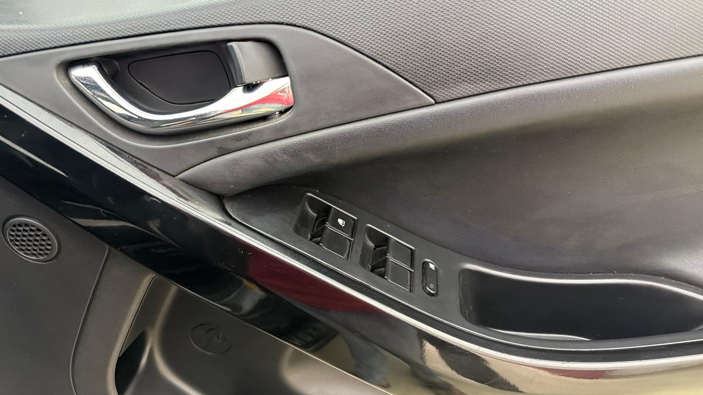 2024 Tata NEXON FEARLESS + SUNROOF DCA DUAL TONE 1.2 PETROL, Petrol, Automatic, 15,517 km, Driver Side Door Panels Control