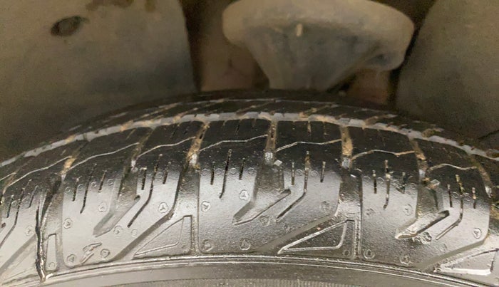 2016 Mahindra XUV500 W4, Diesel, Manual, 1,02,852 km, Left Front Tyre Tread