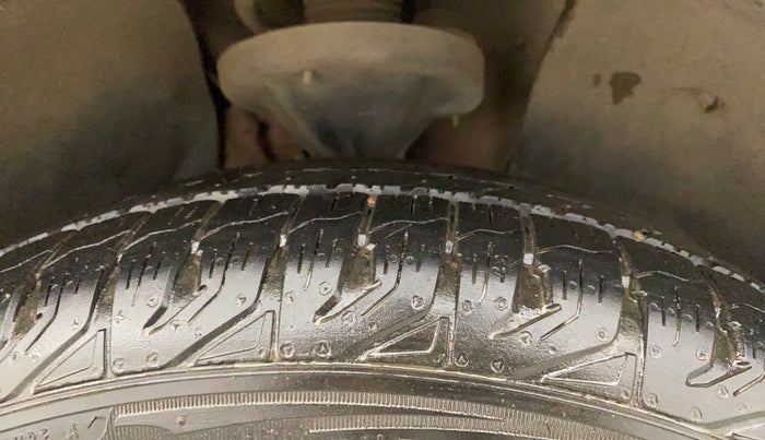 2016 Mahindra XUV500 W4, Diesel, Manual, 1,02,852 km, Right Front Tyre Tread