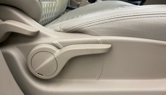 2016 Mahindra XUV500 W4, Diesel, Manual, 1,02,852 km, Driver Side Adjustment Panel