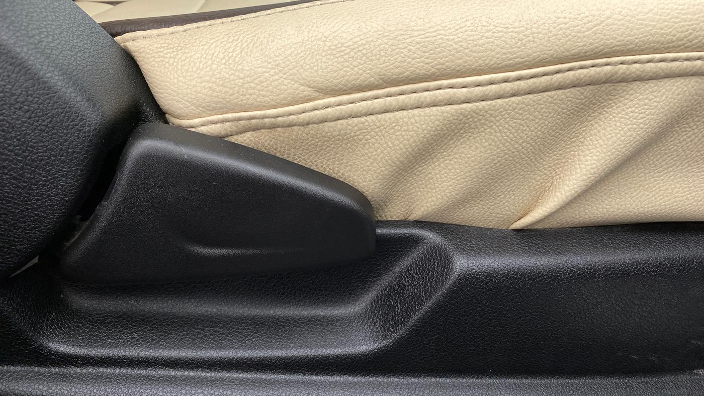 2020 Renault Kwid RXT, Petrol, Manual, 17,337 km, Driver Side Adjustment Panel