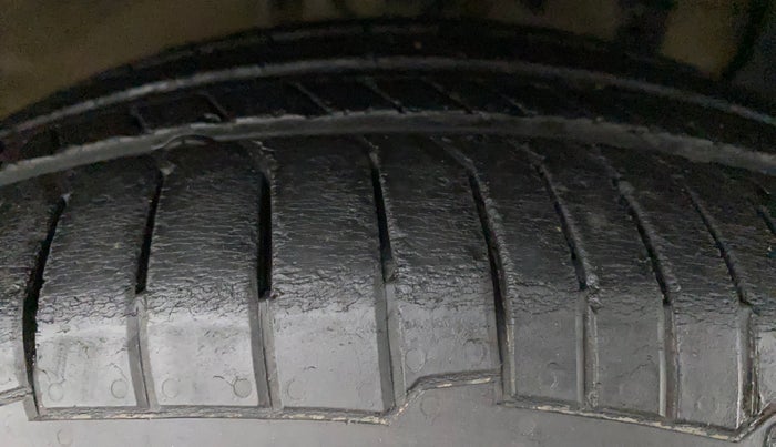 2013 Maruti Ertiga VXI, Petrol, Manual, 99,480 km, Right Front Tyre Tread