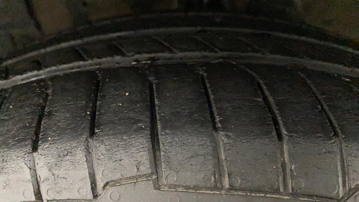 2013 Maruti Ertiga VXI, Petrol, Manual, 99,480 km, Left Front Tyre Tread
