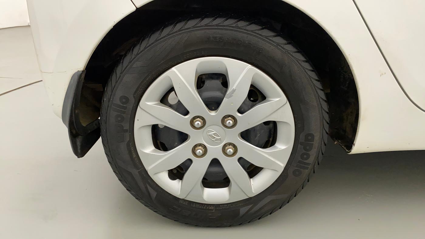 2016 Hyundai Eon SPORTZ, Petrol, Manual, 32,561 km, Right Rear Wheel