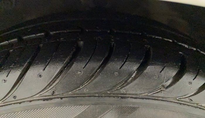 2016 Hyundai Eon SPORTZ, Petrol, Manual, 32,561 km, Left Front Tyre Tread