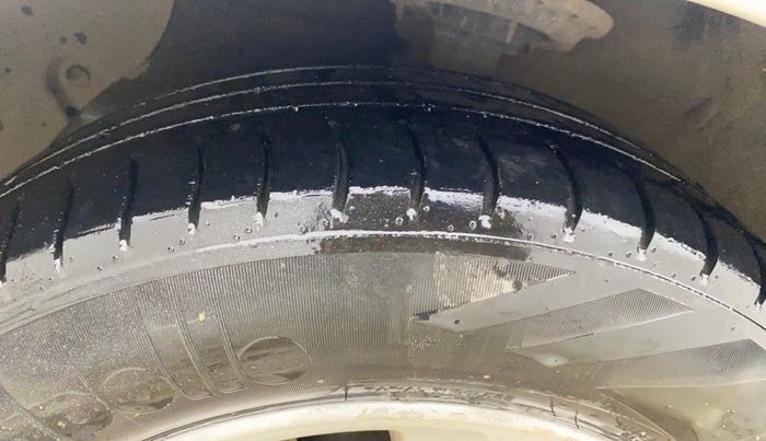 2013 Hyundai Grand i10 ASTA 1.1 CRDI, Diesel, Manual, 92,533 km, Left Front Tyre Tread