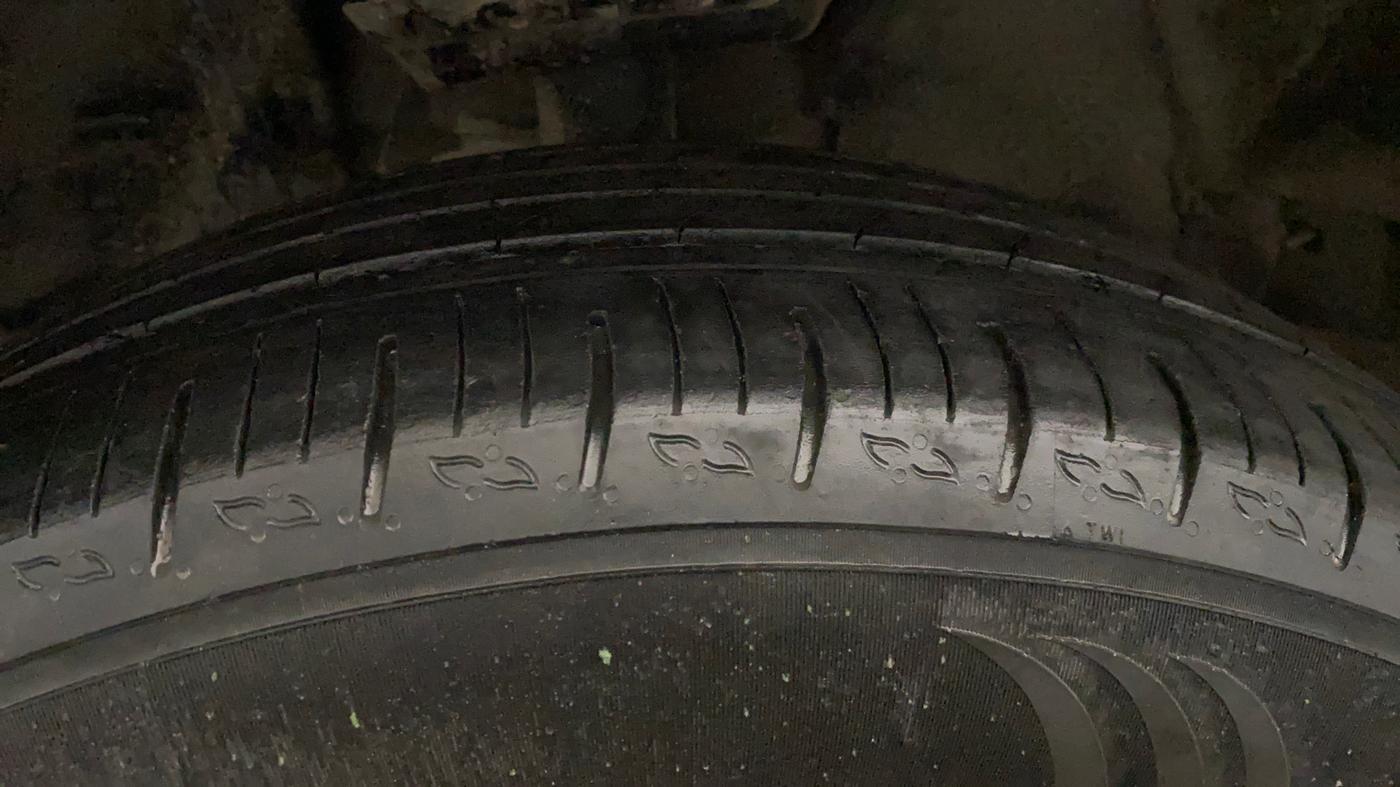 2024 Tata Safari PURE (O), Diesel, Manual, 68,201 km, Right Front Tyre Tread