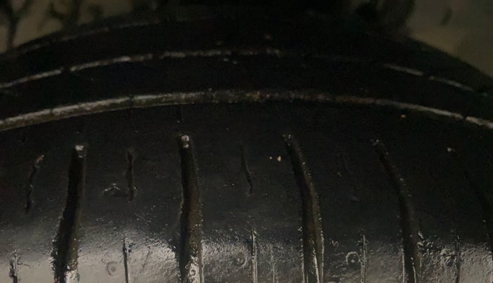 2017 Ford New Figo TITANIUM 1.2 PETROL MT, Petrol, Manual, 77,672 km, Left Front Tyre Tread