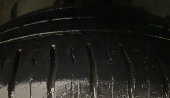 2017 Ford New Figo TITANIUM 1.2 PETROL MT, Petrol, Manual, 77,672 km, Right Front Tyre Tread