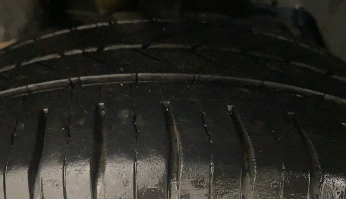 2017 Ford New Figo TITANIUM 1.2 PETROL MT, Petrol, Manual, 77,672 km, Right Rear Tyre Tread