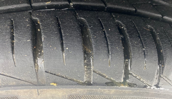 2022 Renault Kwid CLIMBER 1.0 AMT Dual Tone , Petrol, Automatic, 10,758 km, Right Front Tyre Tread