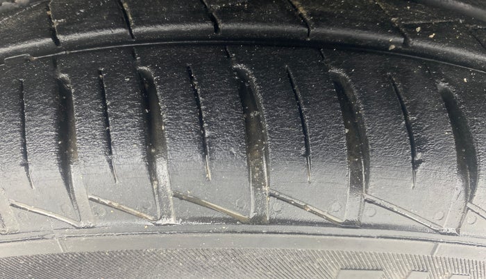 2022 Renault Kwid CLIMBER 1.0 AMT Dual Tone , Petrol, Automatic, 10,758 km, Left Front Tyre Tread