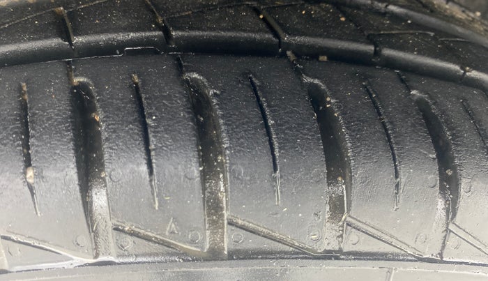 2022 Renault Kwid CLIMBER 1.0 AMT Dual Tone , Petrol, Automatic, 10,758 km, Right Rear Tyre Tread