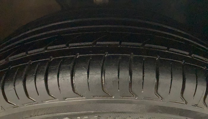 2017 Volkswagen Ameo TRENDLINE 1.2L, Petrol, Manual, 72,543 km, Right Front Tyre Tread