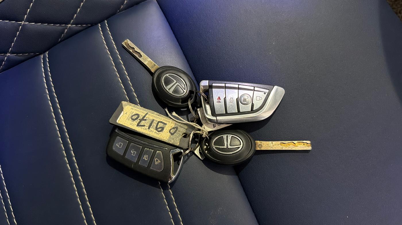 2023 Tata PUNCH PURE MT, Petrol, Manual, 13,997 km, Key Close Up