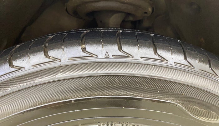 2014 Toyota Camry 2.5L AT, Petrol, Automatic, 30,555 km, Right Front Tyre Tread