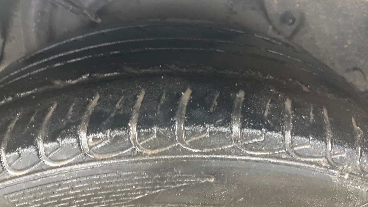 2016 Hyundai New Elantra 1.8 SX AT VTVT, Petrol, Automatic, 1,05,897 km, Left Rear Tyre Tread