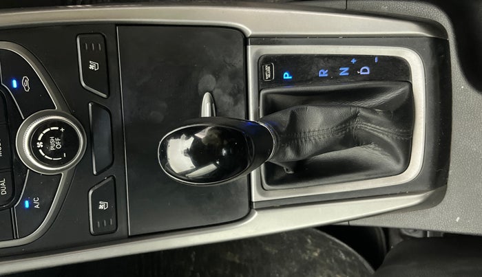 2016 Hyundai New Elantra 1.8 SX AT VTVT, Petrol, Automatic, 1,05,897 km, Gear Lever