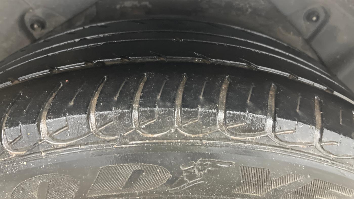 2016 Hyundai New Elantra 1.8 SX AT VTVT, Petrol, Automatic, 1,05,897 km, Right Rear Tyre Tread