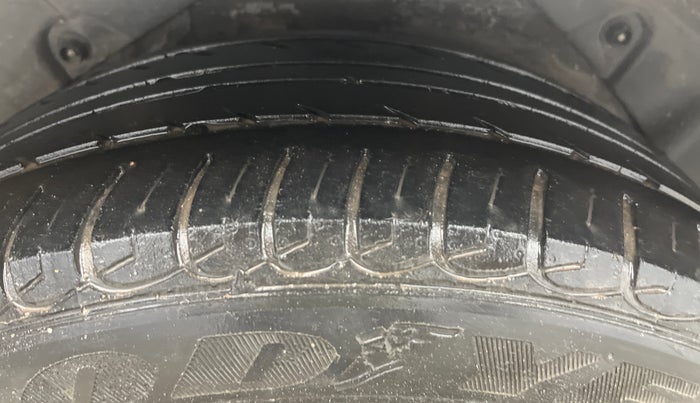 2016 Hyundai New Elantra 1.8 SX AT VTVT, Petrol, Automatic, 1,05,897 km, Right Rear Tyre Tread