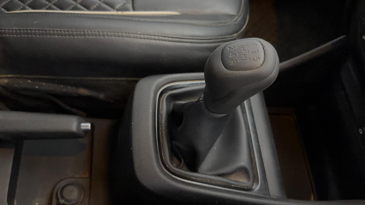 2022 Tata PUNCH PURE MT, Petrol, Manual, 83,190 km, Gear Lever