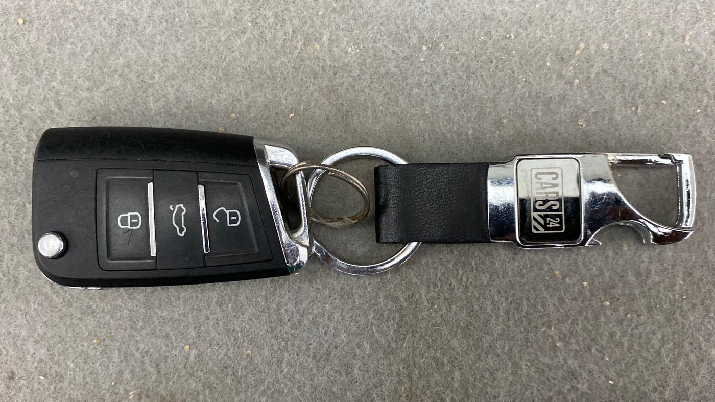 2017 Mahindra Kuv100 K4 6 STR, Petrol, Manual, 22,895 km, Key Close Up