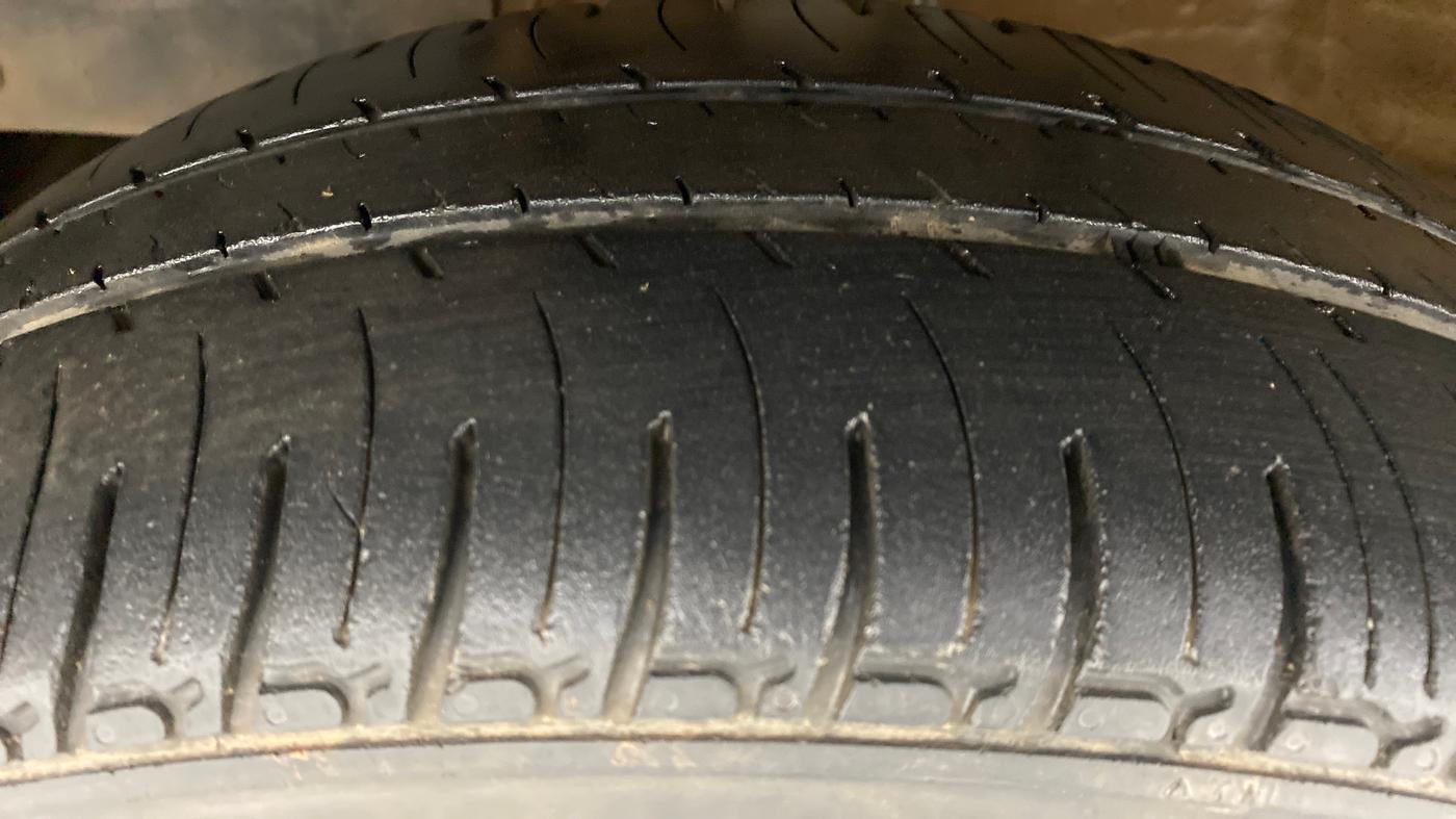 2017 Mahindra Kuv100 K4 6 STR, Petrol, Manual, 22,895 km, Left Front Tyre Tread