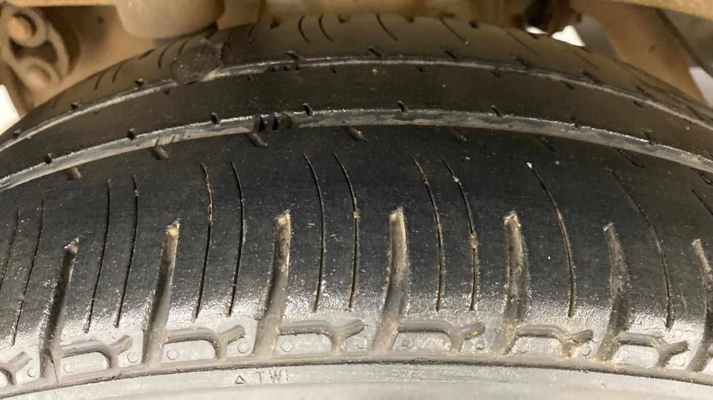 2017 Mahindra Kuv100 K4 6 STR, Petrol, Manual, 22,895 km, Right Rear Tyre Tread