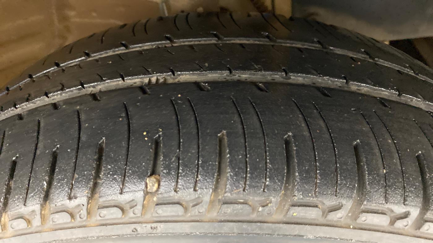 2017 Mahindra Kuv100 K4 6 STR, Petrol, Manual, 22,895 km, Right Front Tyre Tread