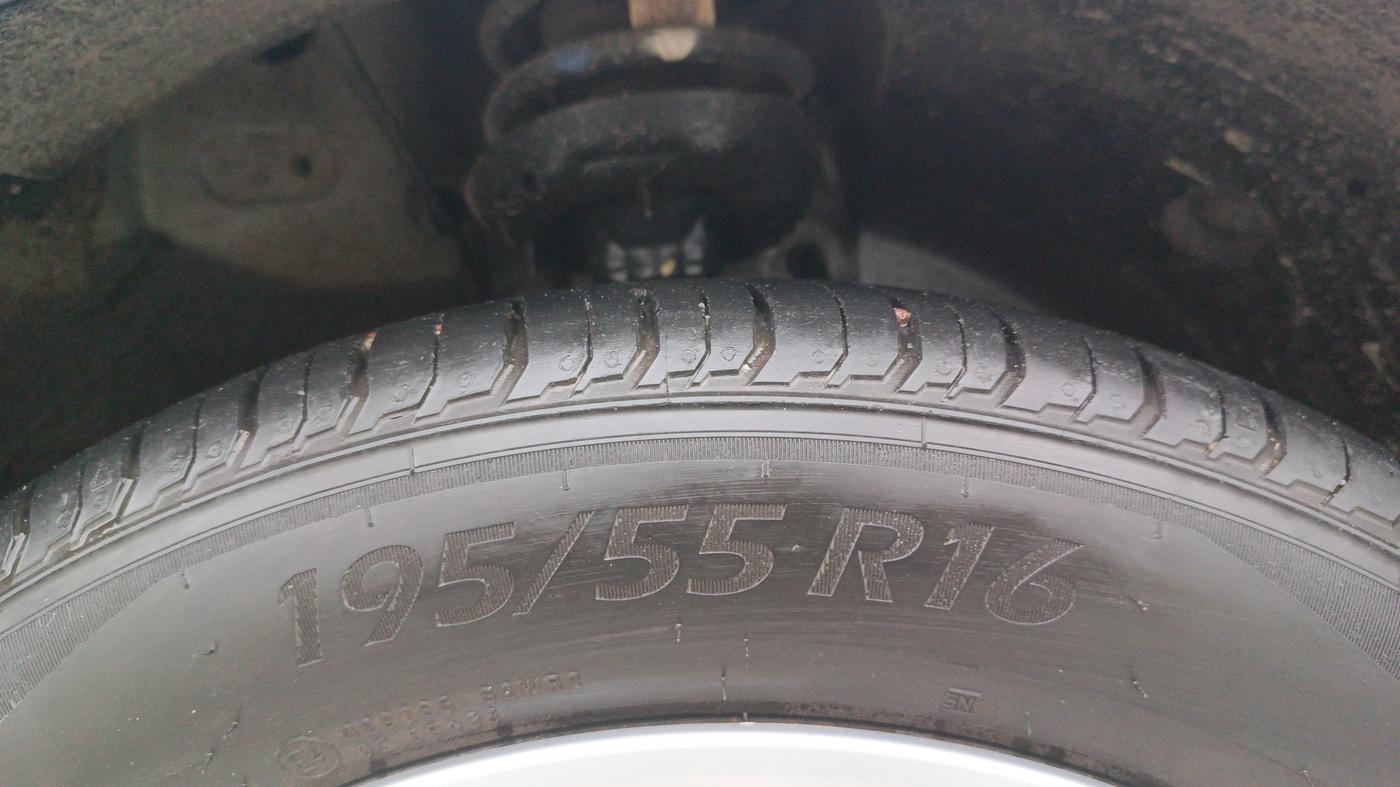 2024 Hyundai NEW I20 Sportz (O) 1.2 IVT, Petrol, Automatic, 9,611 km, Right Front Tyre Tread