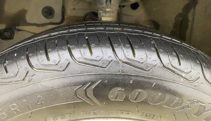 2013 Honda Brio V MT, Petrol, Manual, 22,673 km, Left Front Tyre Tread