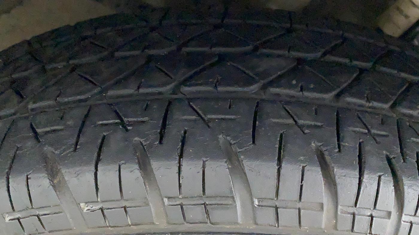 2015 Maruti Swift VXI D, Petrol, Manual, 24,053 km, Left Rear Tyre Tread