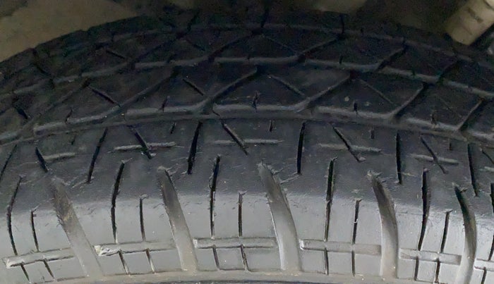 2015 Maruti Swift VXI D, Petrol, Manual, 24,053 km, Left Rear Tyre Tread