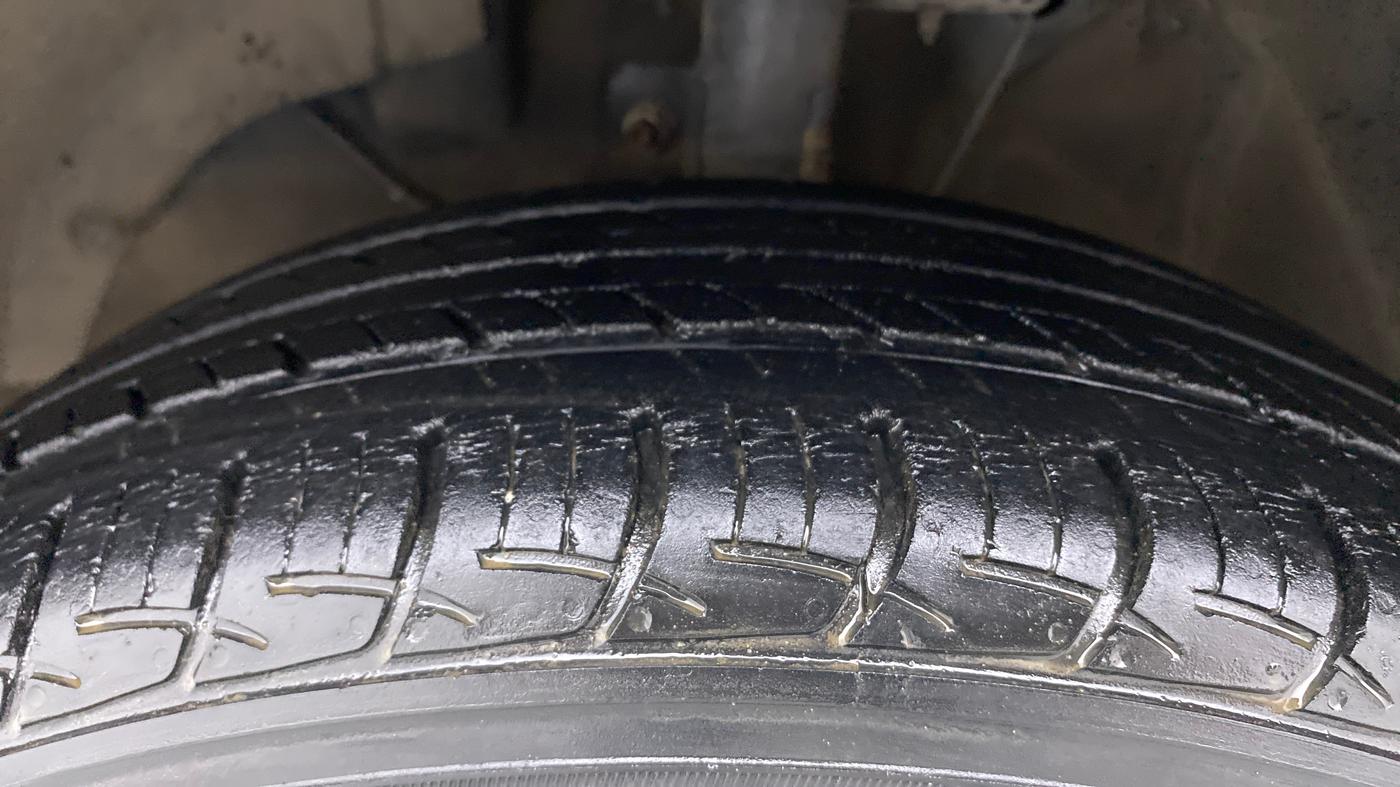 2017 Maruti Baleno DELTA PETROL 1.2, Petrol, Manual, 55,940 km, Left Front Tyre Tread