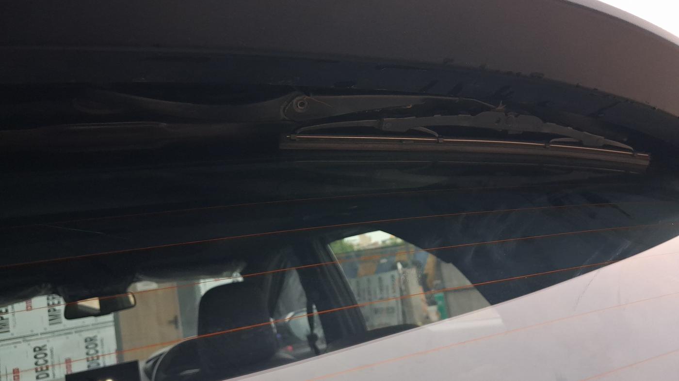 2023 Tata NEXON FEARLESS + SUNROOF AMT DUAL TONE 1.5 DIESEL, Diesel, Automatic, 38,428 km, Rear Wiper