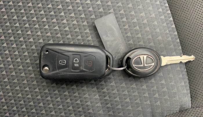 2016 Tata Tiago XZ PETROL, Petrol, Manual, 82,759 km, Key Close Up