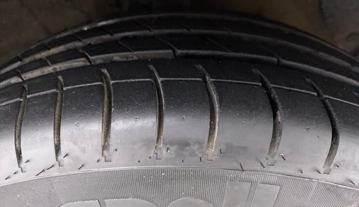 2017 Hyundai Grand i10 SPORTZ (O) 1.2 AT VTVT, Petrol, Automatic, 22,955 km, Right Front Tyre Tread