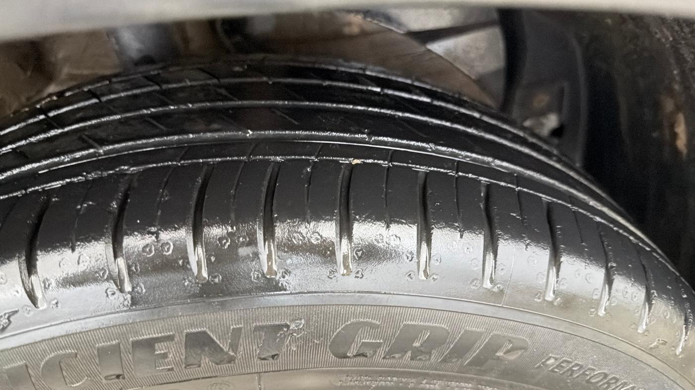 2022 MG HECTOR PLUS SHARP 1.5 PETROL TURBO HYBRID MT 6-STR, Petrol, Manual, 23,515 km, Right Front Tyre Tread
