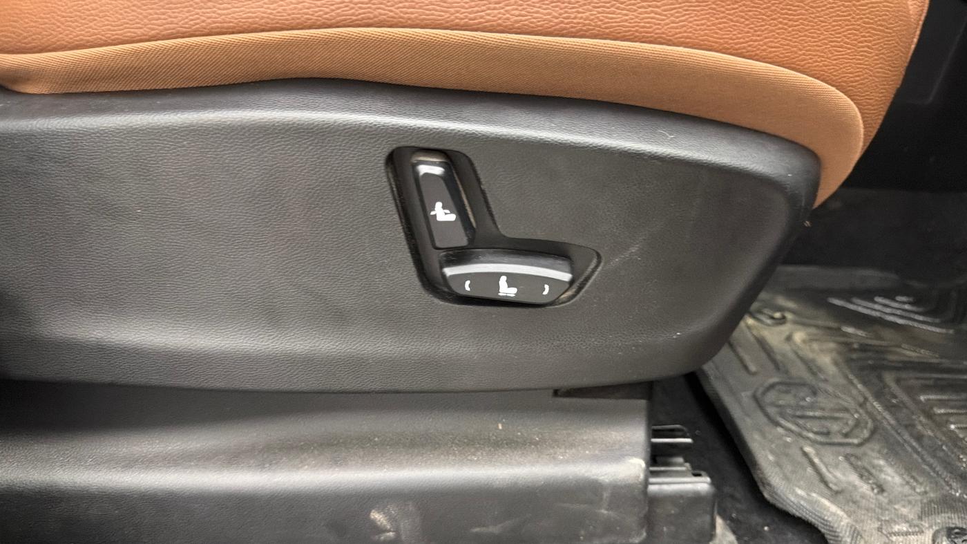 2022 MG HECTOR PLUS SHARP 1.5 PETROL TURBO HYBRID MT 6-STR, Petrol, Manual, 23,515 km, Driver Side Adjustment Panel