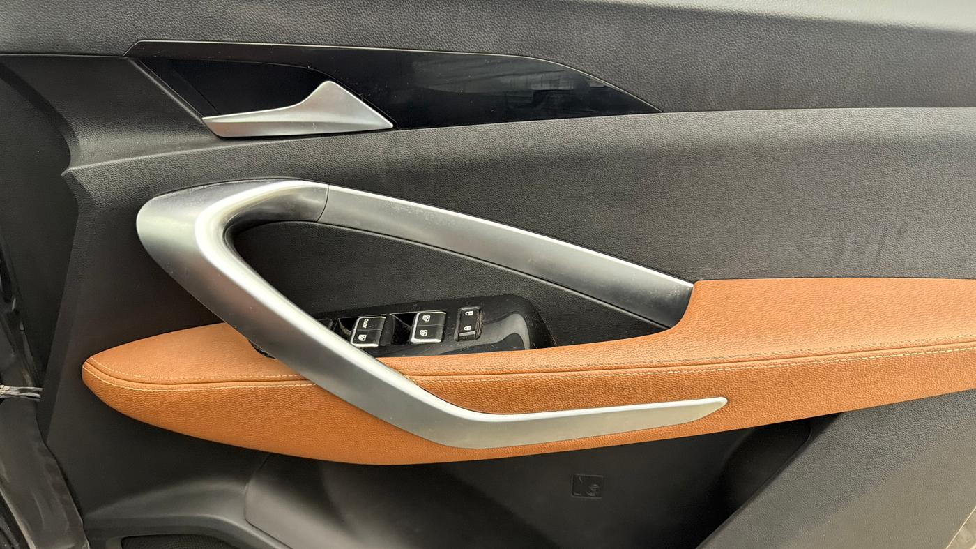 2022 MG HECTOR PLUS SHARP 1.5 PETROL TURBO HYBRID MT 6-STR, Petrol, Manual, 23,515 km, Driver Side Door Panels Control