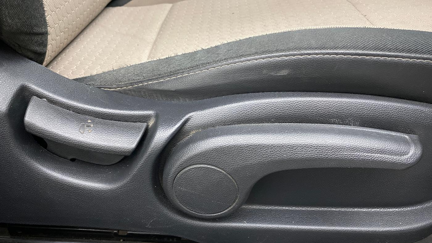 2017 Hyundai Elite i20 ASTA 1.4 CRDI, Diesel, Manual, 1,16,263 km, Driver Side Adjustment Panel