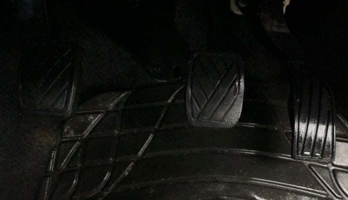 2015 Maruti Swift LXI (O), Petrol, Manual, 25,364 km, Pedals