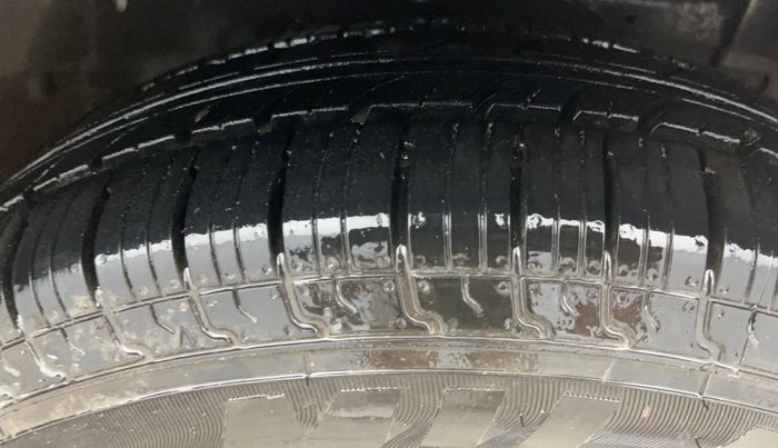 2015 Maruti Swift LXI (O), Petrol, Manual, 25,364 km, Right Front Tyre Tread