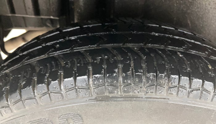 2015 Maruti Swift LXI (O), Petrol, Manual, 25,364 km, Right Rear Tyre Tread