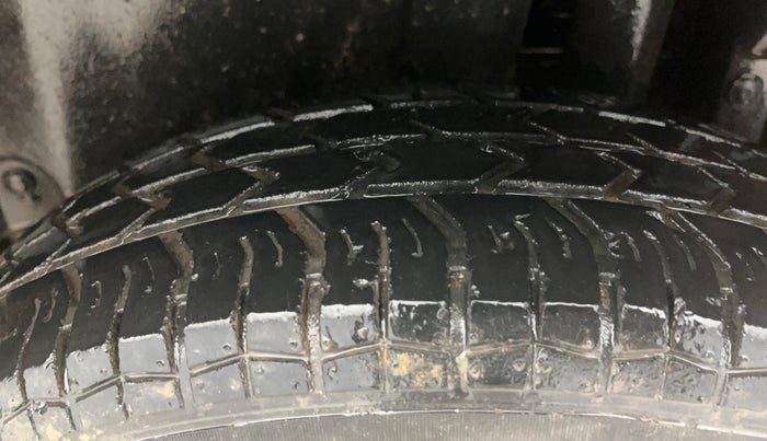 2015 Maruti Swift LXI (O), Petrol, Manual, 25,364 km, Left Rear Tyre Tread