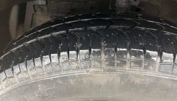 2015 Maruti Swift LXI (O), Petrol, Manual, 25,364 km, Left Front Tyre Tread