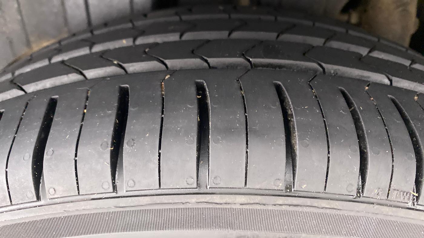 2022 Mahindra XUV300 W8 (O) AT, Petrol, Automatic, 20,094 km, Right Rear Tyre Tread