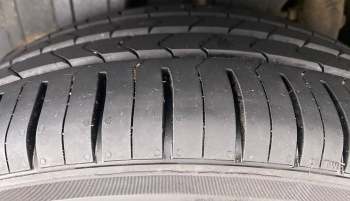 2022 Mahindra XUV300 W8 (O) AT, Petrol, Automatic, 20,094 km, Right Rear Tyre Tread