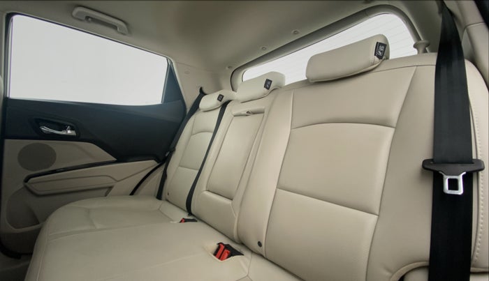 2022 Mahindra XUV300 W8 (O) AT, Petrol, Automatic, 20,094 km, Right Side Rear Door Cabin
